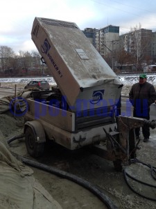 Процесс подачи полусухой стяжки пневмонагнетателем